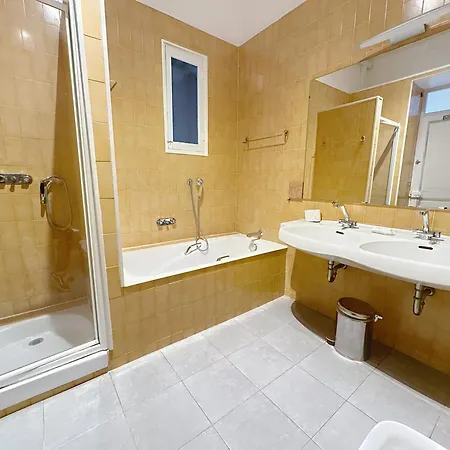 2 Bedroom Forville. 8 Mins From The Palais. 328