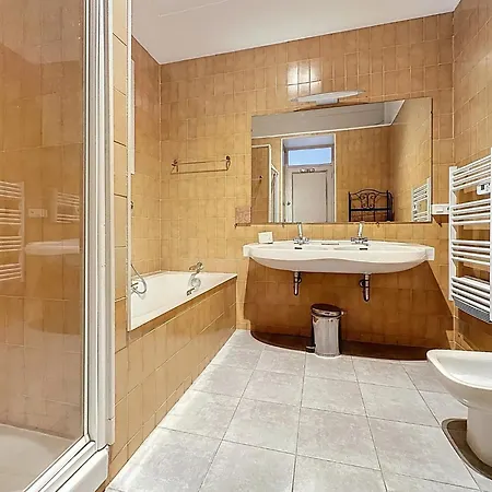 2 Bedroom Forville. 8 Mins From The Palais. 328 Apartment