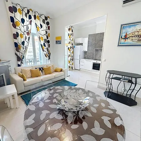Apartment 2 Bedroom Forville. 8 Mins From The Palais. 328