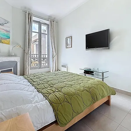 Apartment 2 Bedroom Forville. 8 Mins From The Palais. 328 *