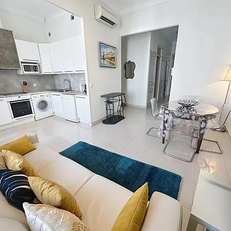 2 Bedroom Forville. 8 Mins From The Palais. 328 Cannes