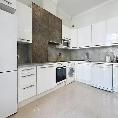 Apartman 2 Bedroom Forville. 8 Mins From The Palais. 328