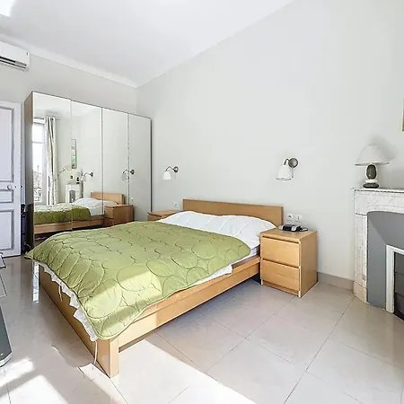 Apartment 2 Bedroom Forville. 8 Mins From The Palais. 328 *