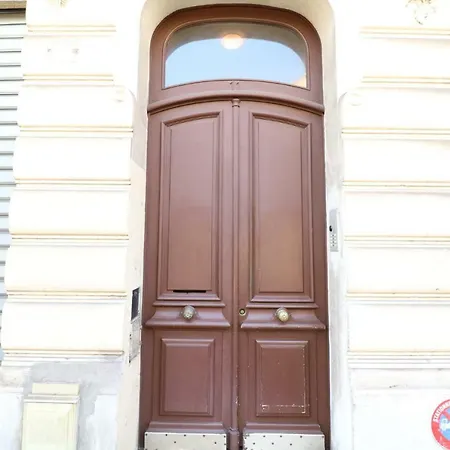 Apartman 2 Bedroom Forville. 8 Mins From The Palais. 328 *