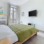 Apartment 2 Bedroom Forville. 8 Mins From The Palais. 328 *