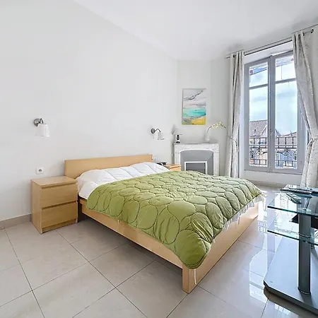 2 Bedroom Forville. 8 Mins From The Palais. 328 *