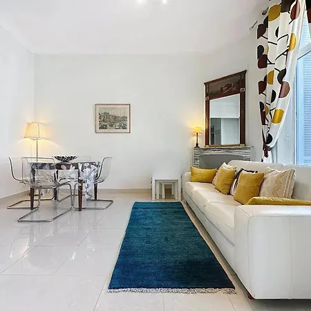 2 Bedroom Forville. 8 Mins From The Palais. 328 דירה *