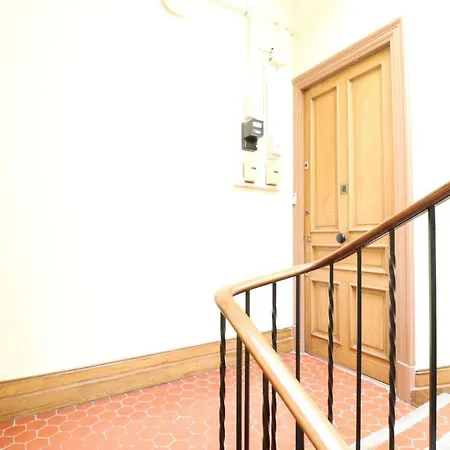 2 Bedroom Forville. 8 Mins From The Palais. 328 דירה *